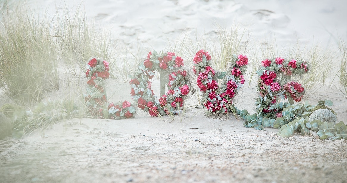 Strandhochzeit - Blumendekoration mit Buchstaben aus Steckschaum